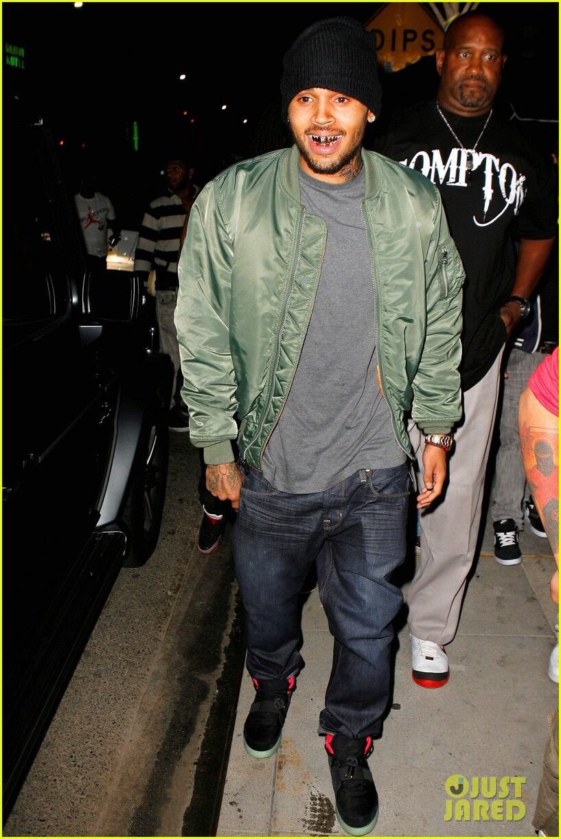 Крис Браун украсил свои зубы. Фото