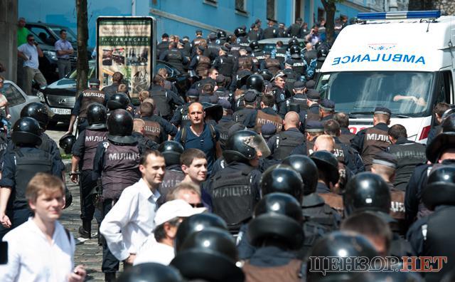 Беркутовцы покидают площадь возле Украинского дома 