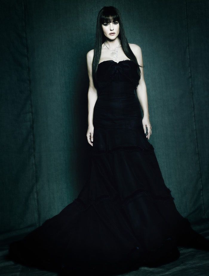 Готичная Моника Беллуччи в черном платье