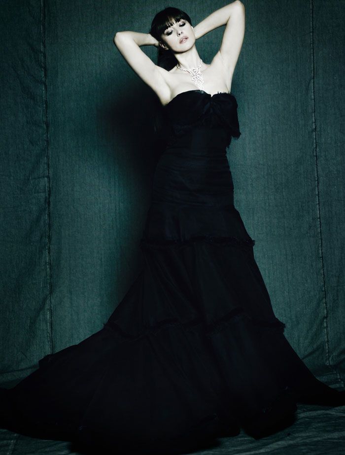 Готичная Моника Беллуччи в черном платье