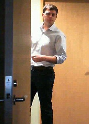 Работник снял клип о том, как в офисе воруют его яблоки. Видео