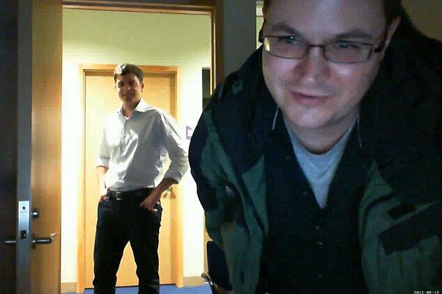 Работник снял клип о том, как в офисе воруют его яблоки. Видео