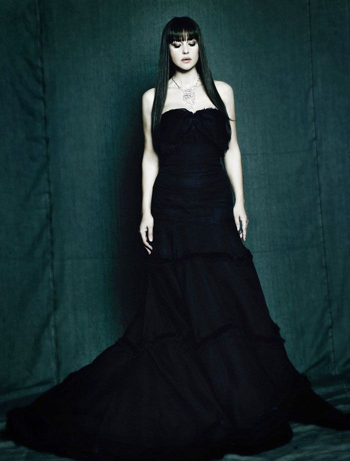 Готичная Моника Беллуччи в черном платье