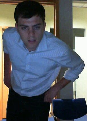 Работник снял клип о том, как в офисе воруют его яблоки. Видео