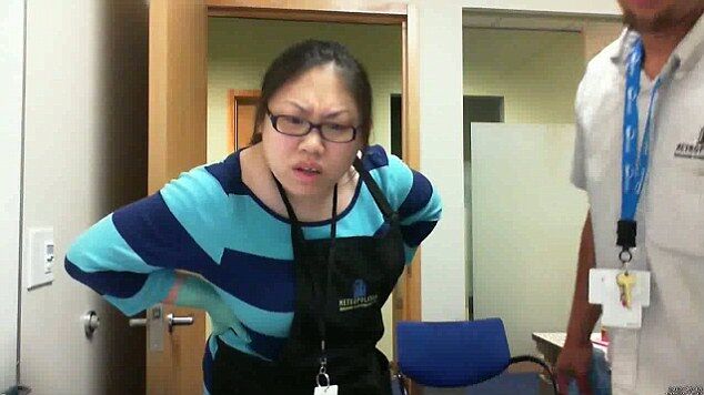 Работник снял клип о том, как в офисе воруют его яблоки. Видео