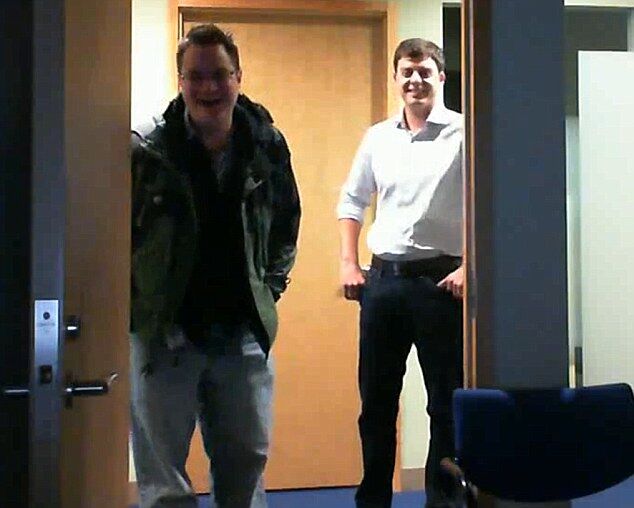 Работник снял клип о том, как в офисе воруют его яблоки. Видео