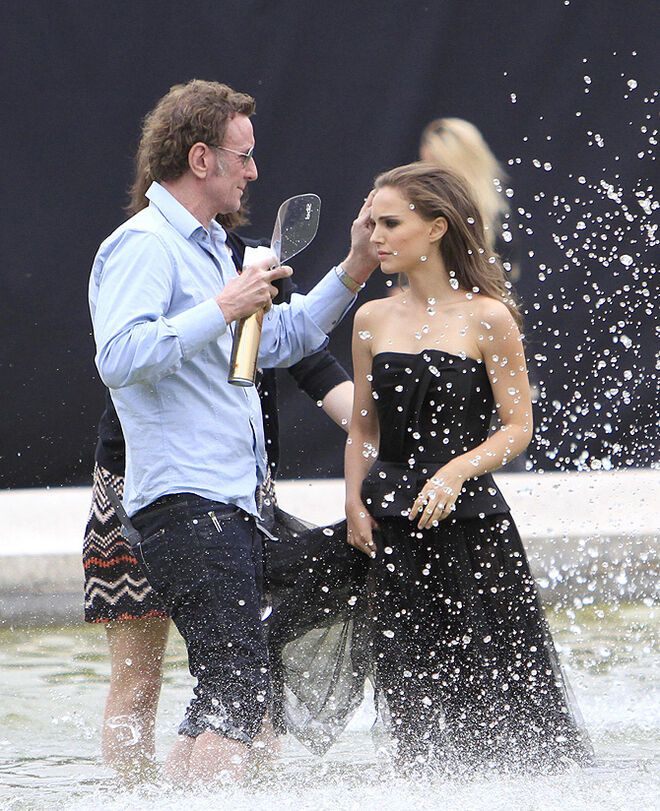 Натали Портман залезла в фонтан ради Dior. Фото