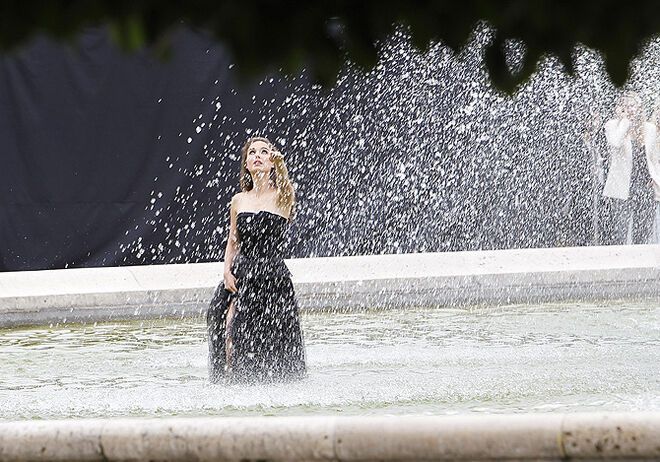 Натали Портман залезла в фонтан ради Dior. Фото