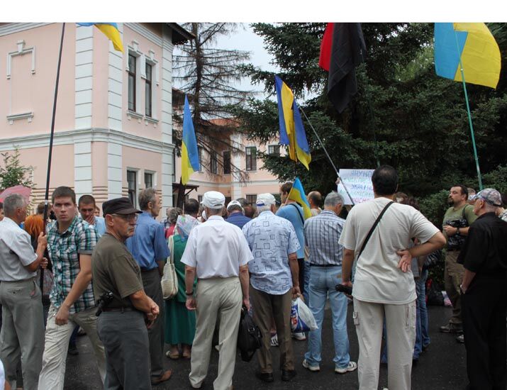 В Крыму митинговали "за" и "против" закона о языках