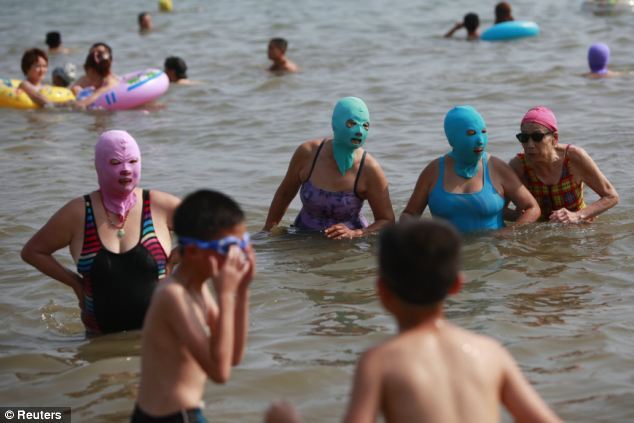 Китайские бабушки спасаются от солнца в нейлоновых масках