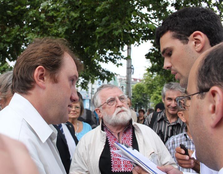 В Крыму митинговали "за" и "против" закона о языках