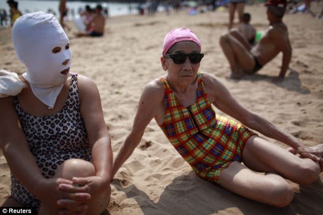 Китайские бабушки спасаются от солнца в нейлоновых масках