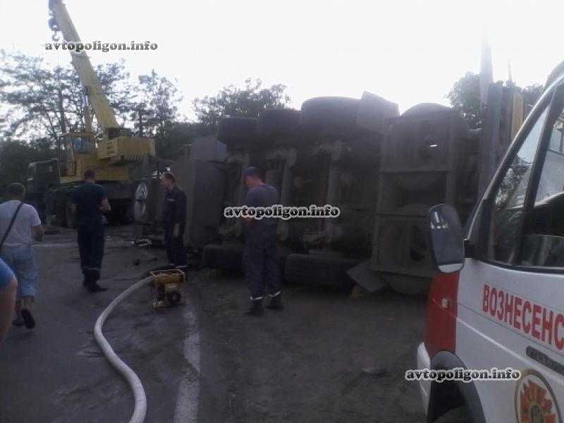 В Вознесенске перевернулся грузовик MAN с вином. Фото