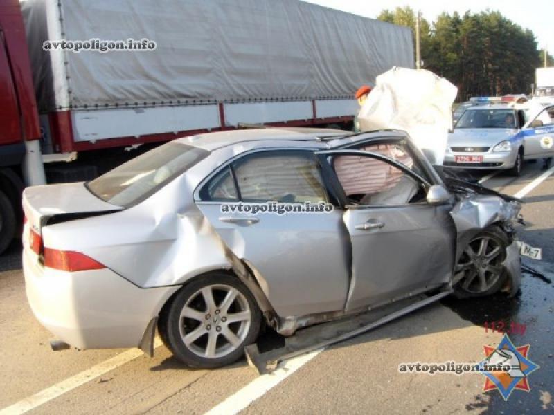 В Беларуси учебная Dacia Logan столкнулась с Acura TSX - погиб человек. Фото