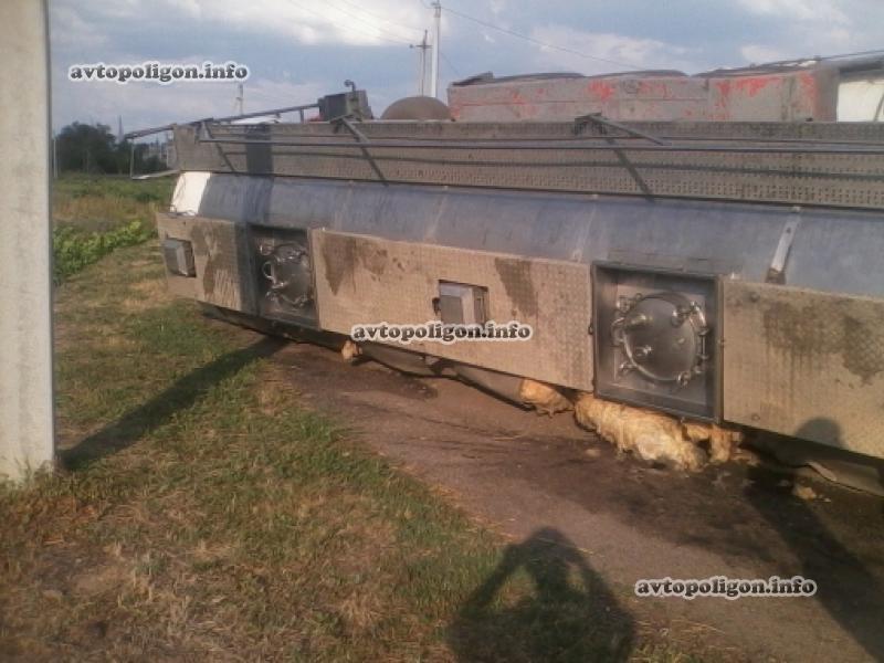 В Вознесенске перевернулся грузовик MAN с вином. Фото