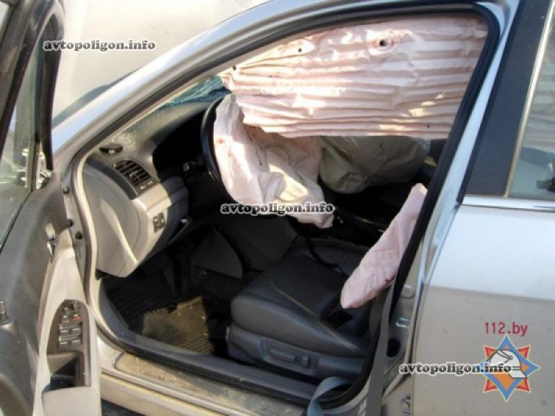 В Беларуси учебная Dacia Logan столкнулась с Acura TSX - погиб человек. Фото