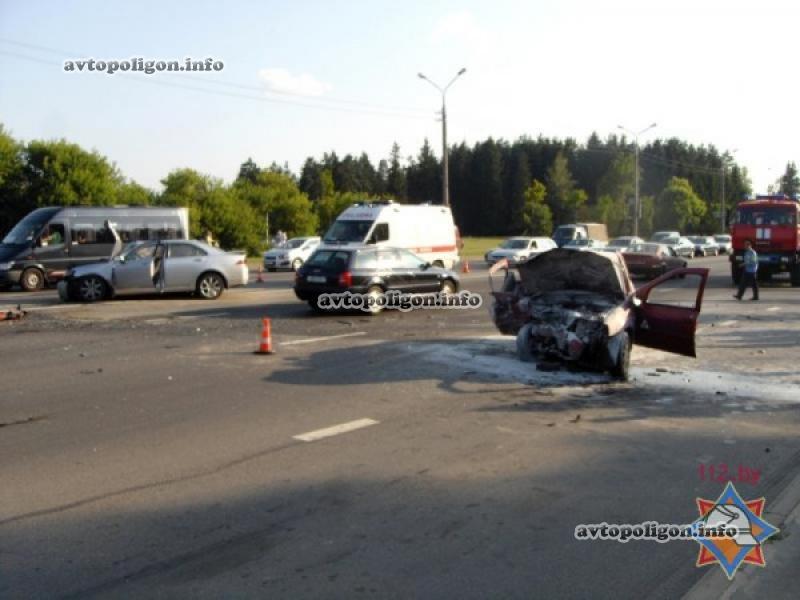 В Беларуси учебная Dacia Logan столкнулась с Acura TSX - погиб человек. Фото