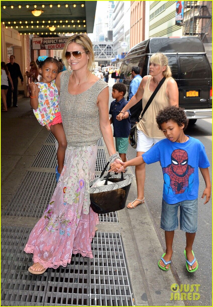 Хайди Клум отправилась с детьми в театр. Фото