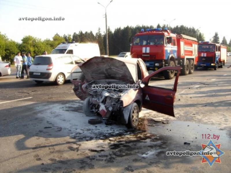 В Беларуси учебная Dacia Logan столкнулась с Acura TSX - погиб человек. Фото