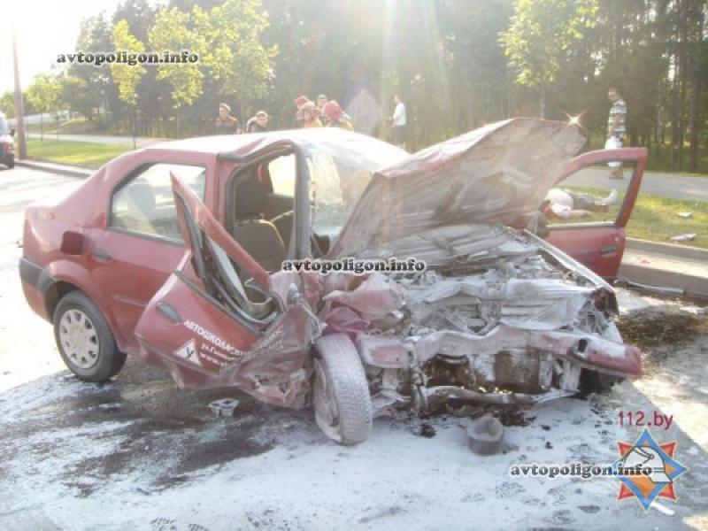 В Беларуси учебная Dacia Logan столкнулась с Acura TSX - погиб человек. Фото