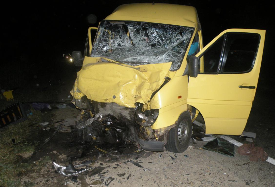 В "лобовухе" двух микроавтобусов погиб человек. Фото