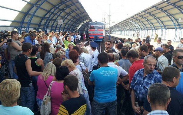 Сидячим протестом в Харькове люди помешали отбытию нового поезда