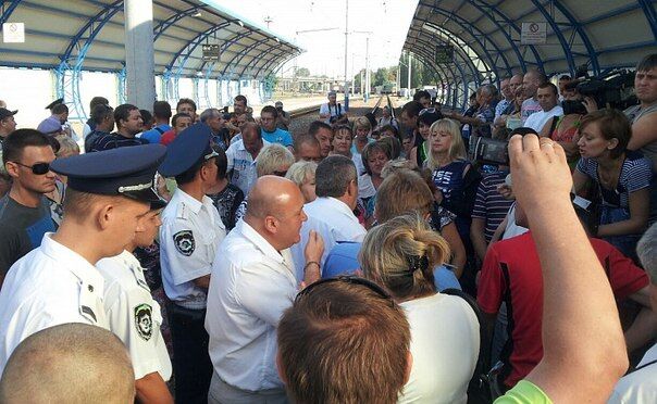 Сидячим протестом в Харькове люди помешали отбытию нового поезда
