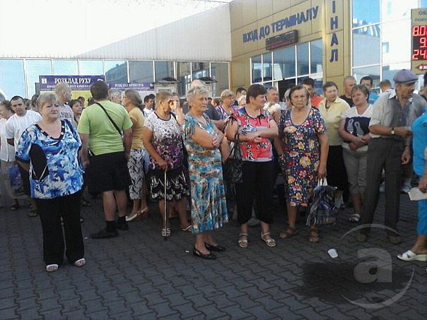 Сидячим протестом в Харькове люди помешали отбытию нового поезда