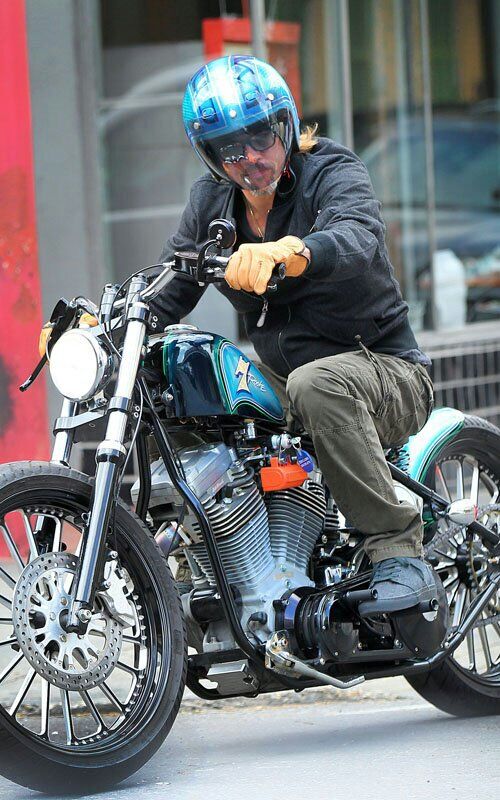 Бред Пітт подарував 11-річному синові мотоцикл