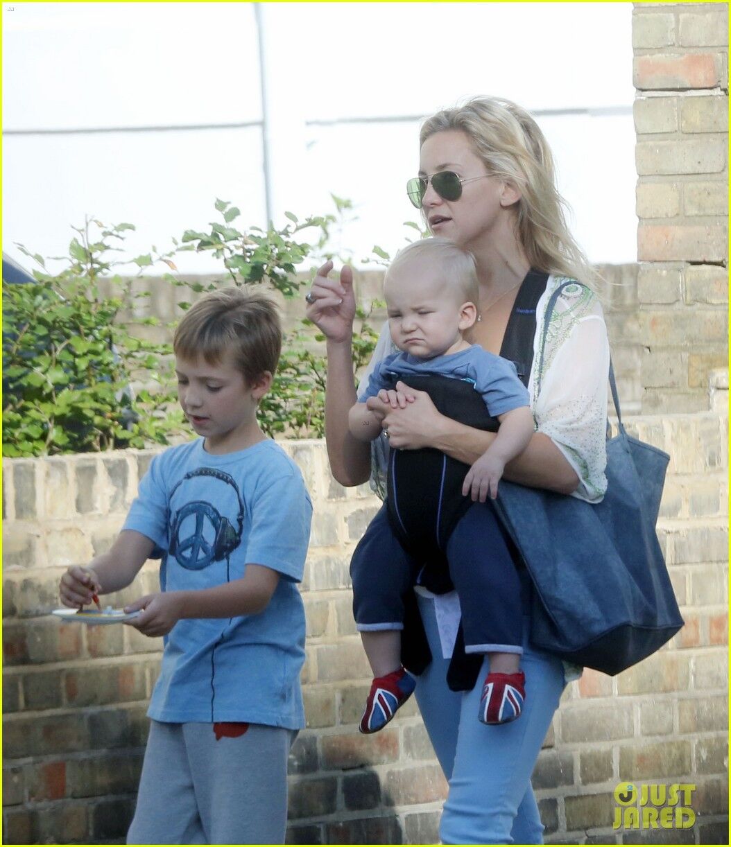 Кейт Хадсон провела весь день с сыновьями. Фото