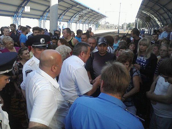 Сидячим протестом в Харькове люди помешали отбытию нового поезда