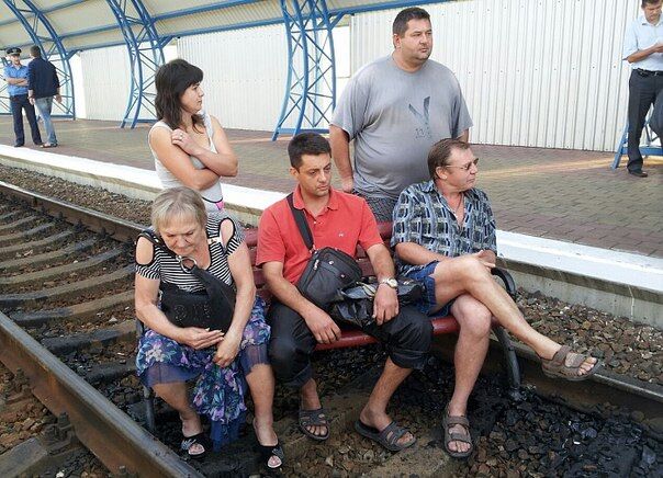 Сидячим протестом в Харькове люди помешали отбытию нового поезда