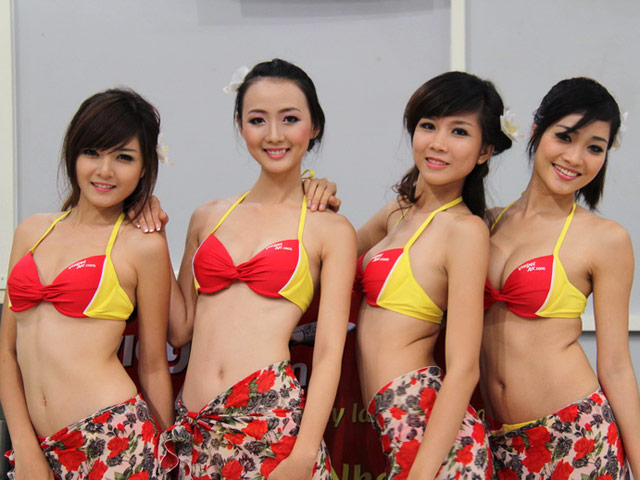 Вьетнамские "стюардессы" развлекли пассажиров зажигательным танцем в бикини