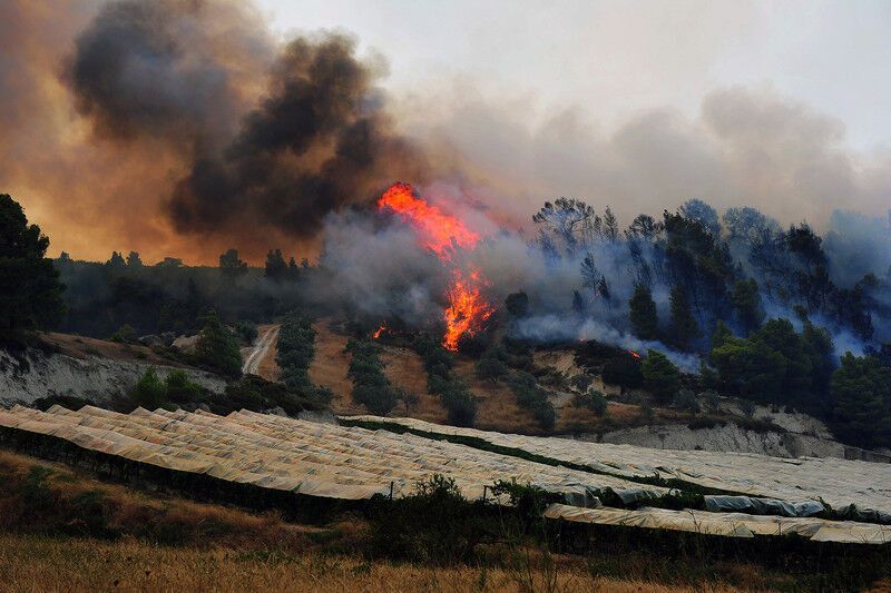 В Греции четвертые сутки горит святая гора Афон