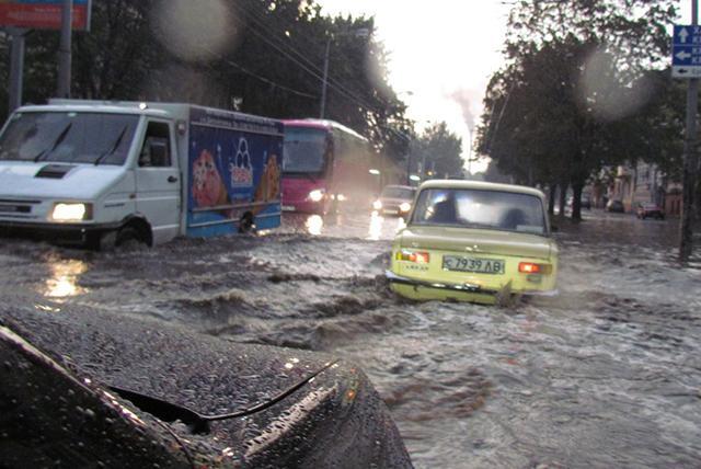 Как тонули автомобили в Днепропетровске. Фото 