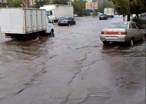 Киев страдает от ливней. На Оболони затопило улицу