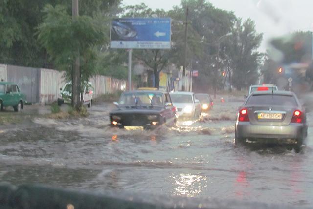 Как тонули автомобили в Днепропетровске. Фото 