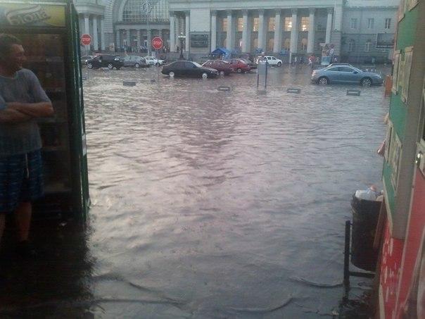 Как тонули автомобили в Днепропетровске. Фото 