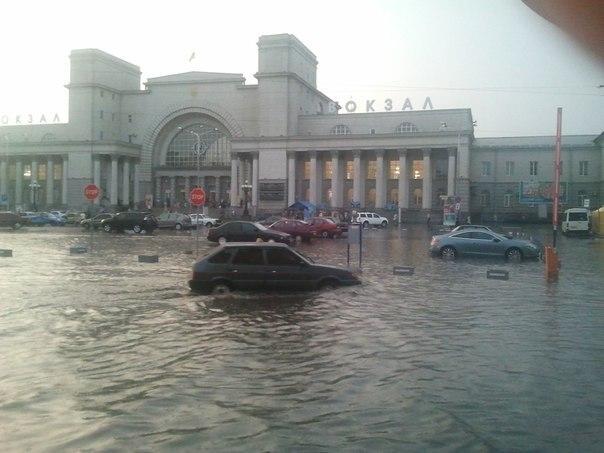 Как тонули автомобили в Днепропетровске. Фото 