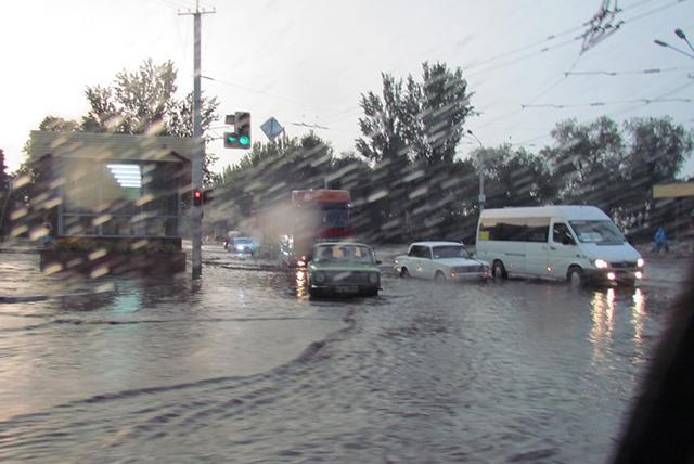 Как тонули автомобили в Днепропетровске. Фото 