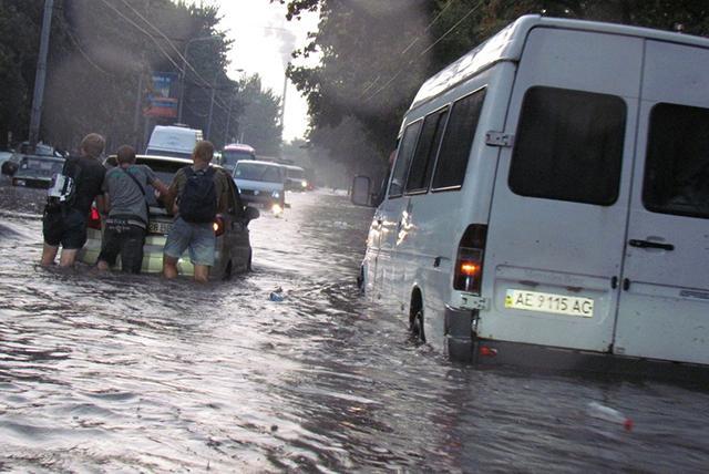 Как тонули автомобили в Днепропетровске. Фото 