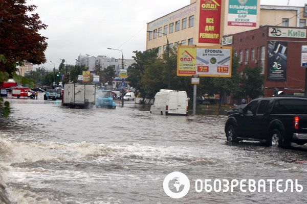 Улицу на Оболони затопило по вине "Киевавтодора"