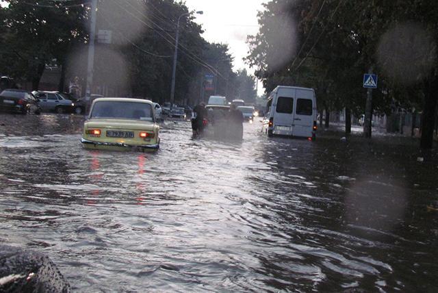 Как тонули автомобили в Днепропетровске. Фото 