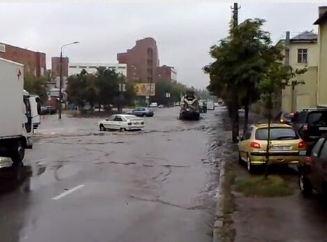 Киев страдает от ливней. На Оболони затопило улицу