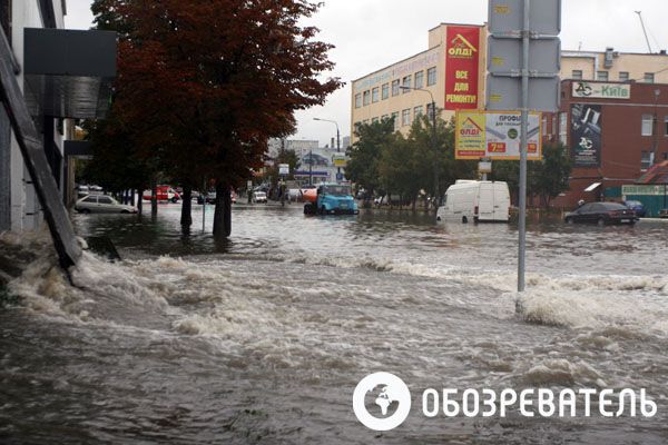 Улицу на Оболони затопило по вине "Киевавтодора"