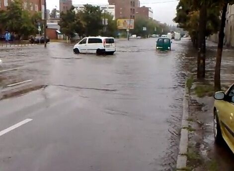 Киев страдает от ливней. На Оболони затопило улицу