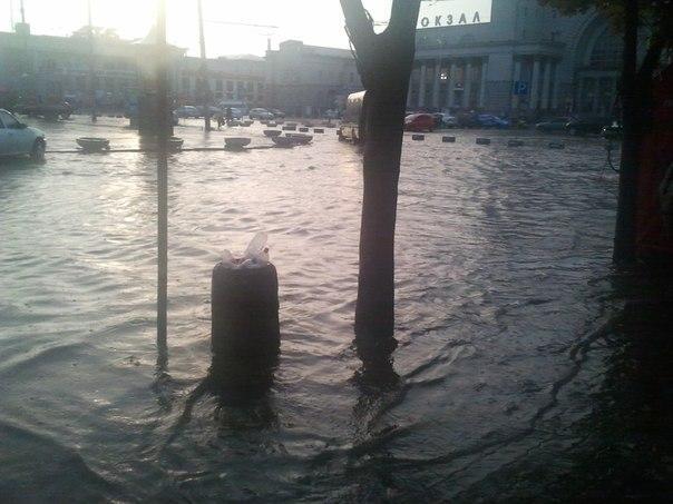 Как тонули автомобили в Днепропетровске. Фото 