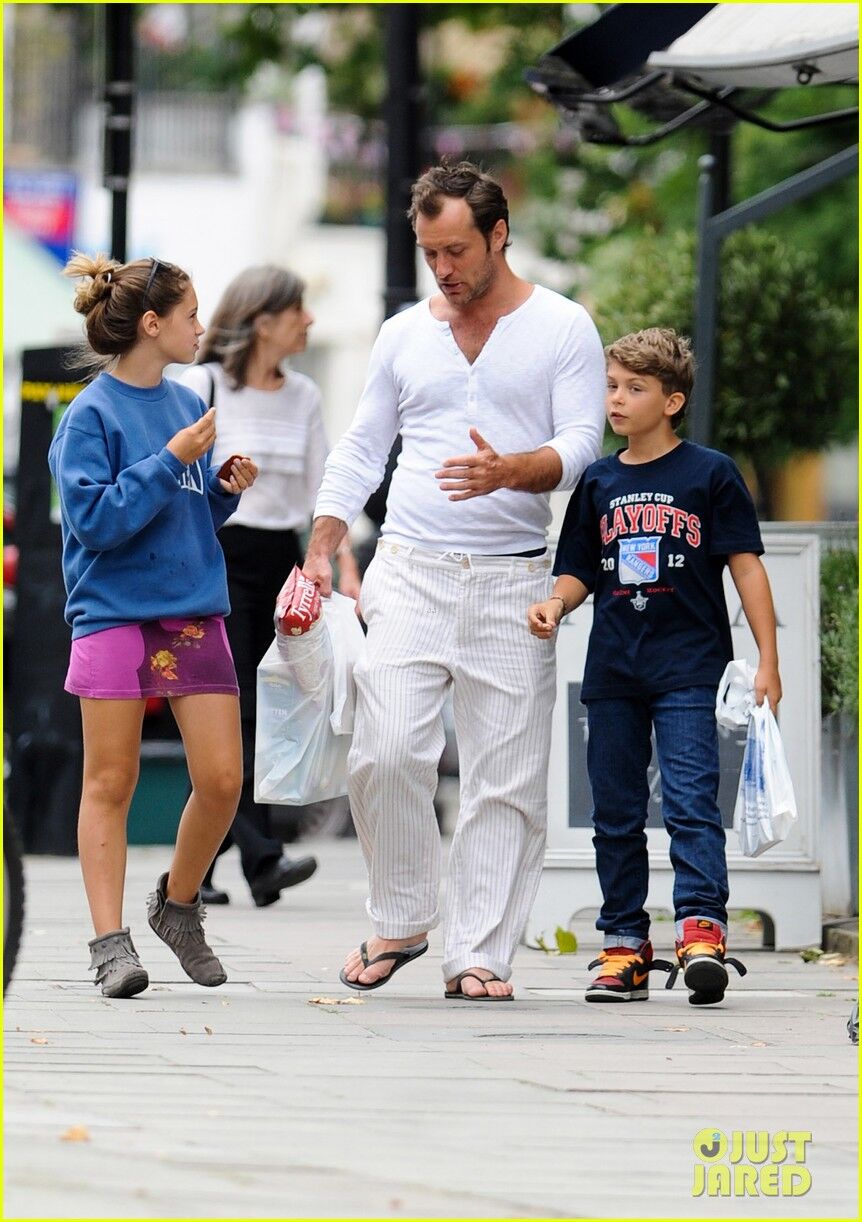 Джуд Лоу выбрался на шоппинг с детьми. Фото