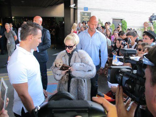 Леди Гага вышла к болгарским поклонникам. Фото