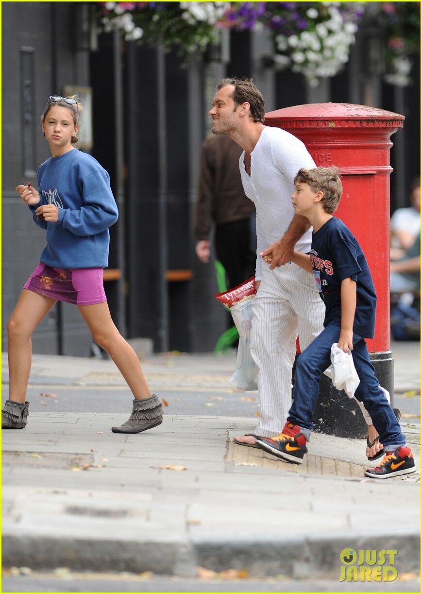 Джуд Лоу выбрался на шоппинг с детьми. Фото